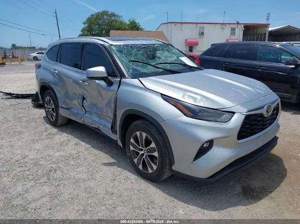 5TDGZRAH3NS128976 2022 TOYOTA HIGHLANDER - Image 1