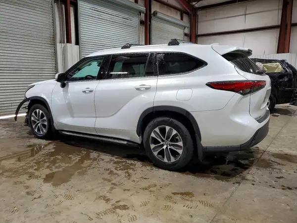 5TDGZRAH3NS138469 2022 TOYOTA HIGHLANDER - Image 2