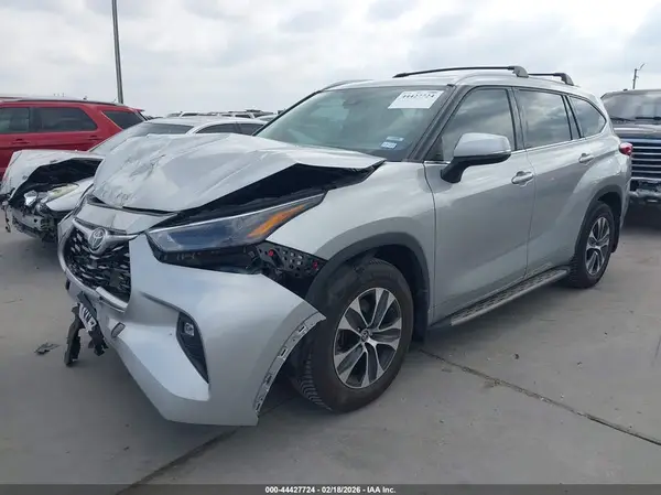 5TDGZRAH3NS547975 2022 TOYOTA HIGHLANDER - Image 2