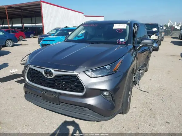 5TDGZRAH3NS550567 2022 TOYOTA HIGHLANDER - Image 2