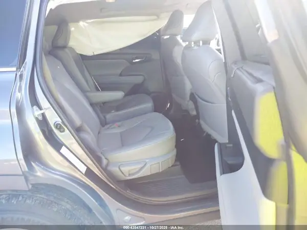 5TDGZRAH3NS550567 2022 TOYOTA HIGHLANDER - Image 8