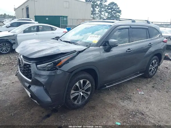 5TDGZRAH3NS557597 2022 TOYOTA HIGHLANDER - Image 2