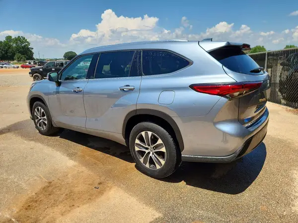 5TDGZRAH4LS013624 2020 TOYOTA HIGHLANDER - Image 2