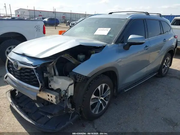 5TDGZRAH4LS028656 2020 TOYOTA HIGHLANDER - Image 2