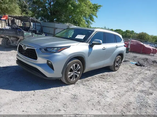 5TDGZRAH4LS505764 2020 TOYOTA HIGHLANDER - Image 2
