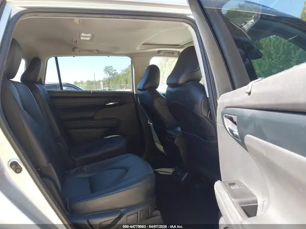 5TDGZRAH4LS505764 2020 TOYOTA HIGHLANDER - Image 8