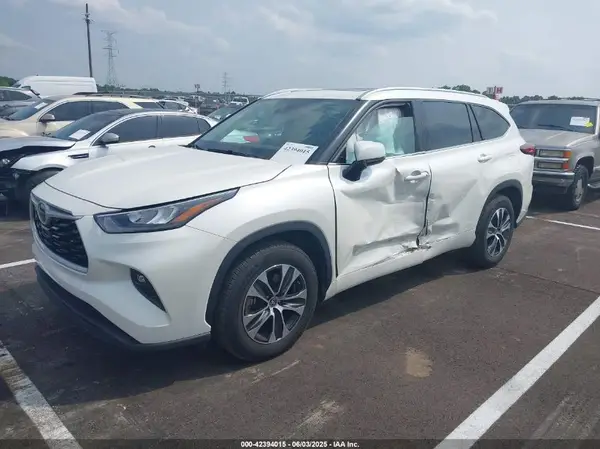 5TDGZRAH4LS509815 2020 TOYOTA HIGHLANDER - Image 2