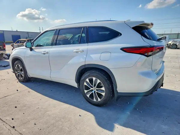 5TDGZRAH4MS043286 2021 TOYOTA HIGHLANDER - Image 2