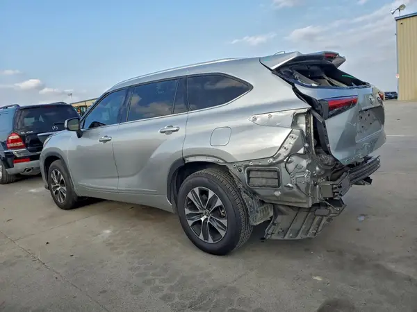 5TDGZRAH4MS062470 2021 TOYOTA HIGHLANDER - Image 2