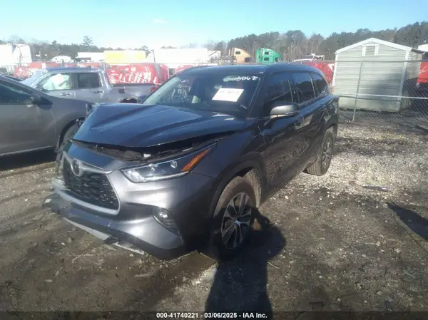 5TDGZRAH4MS063067 2021 TOYOTA HIGHLANDER - Image 2