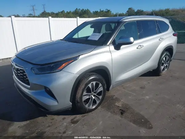 5TDGZRAH4MS518564 2021 TOYOTA HIGHLANDER - Image 2