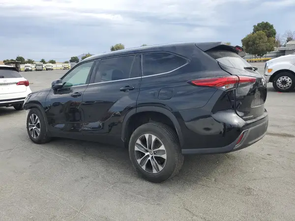 5TDGZRAH4MS526552 2021 TOYOTA HIGHLANDER - Image 2