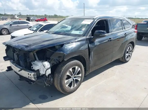 5TDGZRAH4MS527748 2021 TOYOTA HIGHLANDER - Image 2