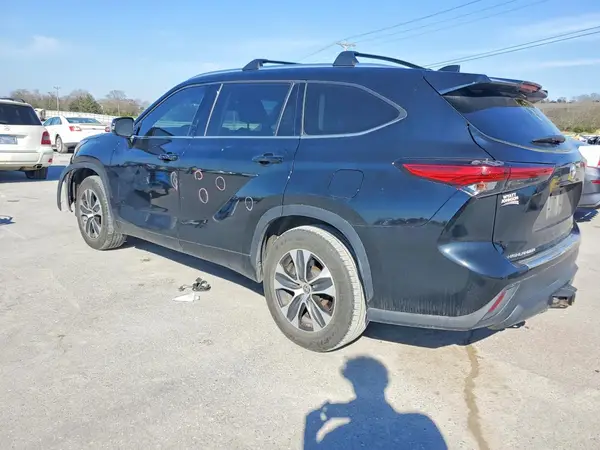 5TDGZRAH4MS527832 2021 TOYOTA HIGHLANDER - Image 2