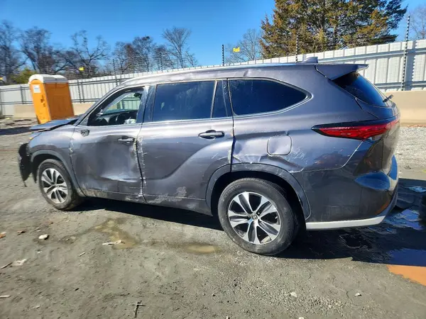 5TDGZRAH4MS529144 2021 TOYOTA HIGHLANDER - Image 2