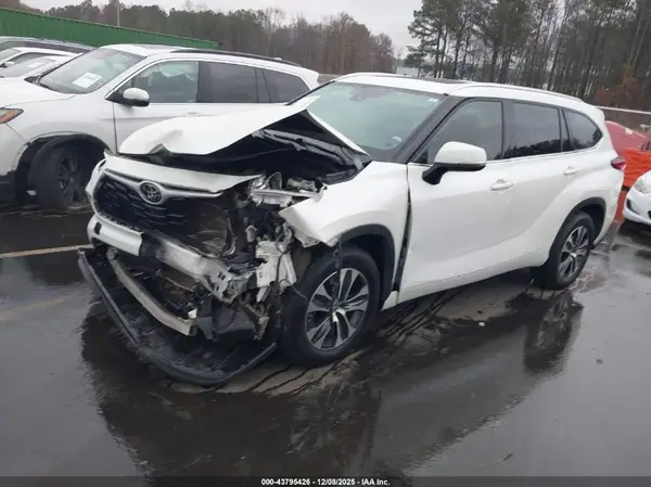 5TDGZRAH4MS532173 2021 TOYOTA HIGHLANDER - Image 2