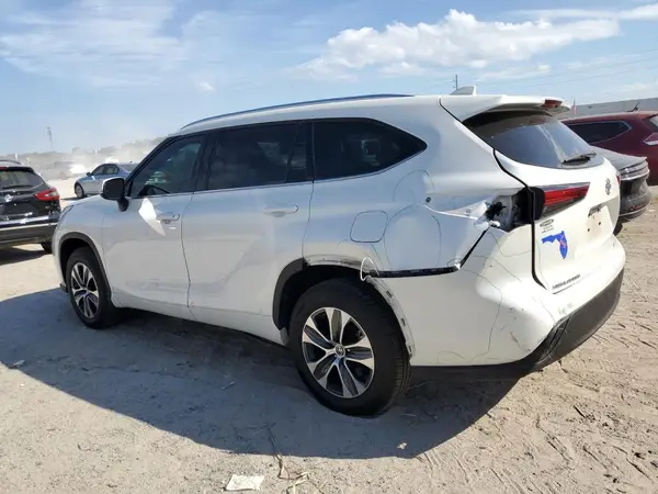 5TDGZRAH4MS533680 2021 TOYOTA HIGHLANDER - Image 2