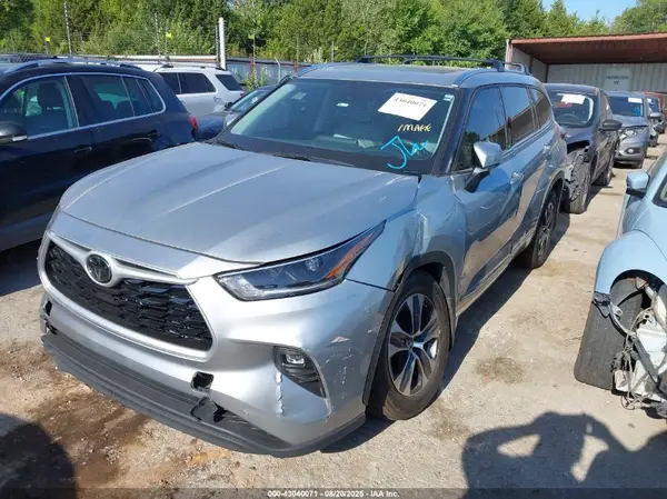5TDGZRAH4MS537812 2021 TOYOTA HIGHLANDER - Image 2
