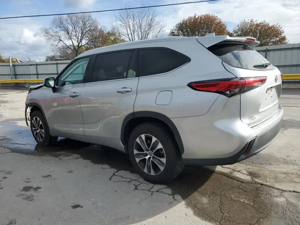 5TDGZRAH4MS537955 2021 TOYOTA HIGHLANDER - Image 2