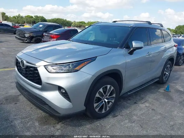 5TDGZRAH4NS108963 2022 TOYOTA HIGHLANDER - Image 2