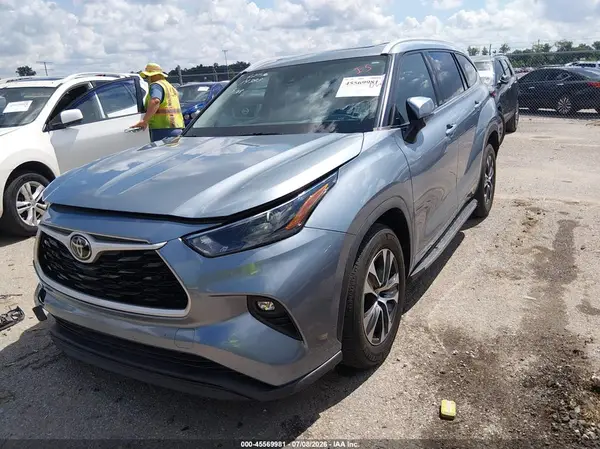 5TDGZRAH4NS114388 2022 TOYOTA HIGHLANDER - Image 2