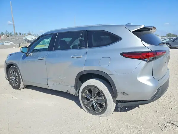 5TDGZRAH4NS124757 2022 TOYOTA HIGHLANDER - Image 2