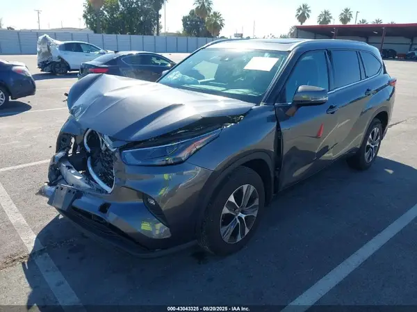 5TDGZRAH4NS129179 2022 TOYOTA HIGHLANDER - Image 2