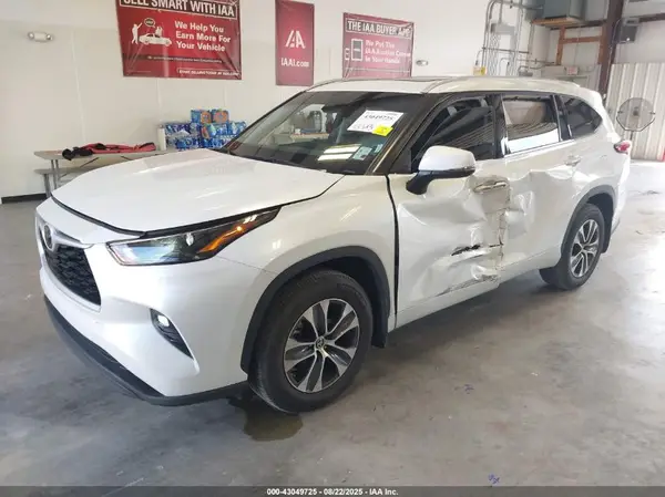 5TDGZRAH4NS140781 2022 TOYOTA HIGHLANDER - Image 2
