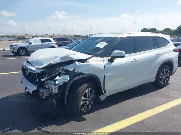 5TDGZRAH4NS540954 2022 TOYOTA HIGHLANDER - Image 2