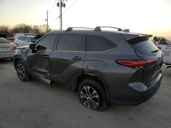 5TDGZRAH4NS543448 2022 TOYOTA HIGHLANDER - Image 2