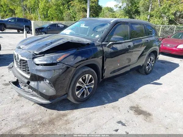 5TDGZRAH4NS546186 2022 TOYOTA HIGHLANDER - Image 2