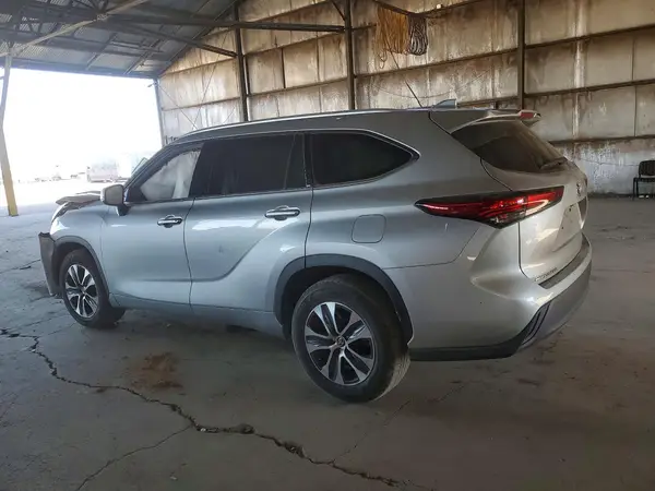 5TDGZRAH4NS546883 2022 TOYOTA HIGHLANDER - Image 2