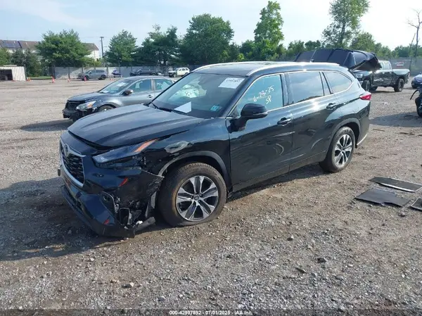 5TDGZRAH4NS550402 2022 TOYOTA HIGHLANDER - Image 2