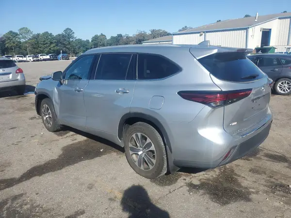 5TDGZRAH4NS555812 2022 TOYOTA HIGHLANDER - Image 2