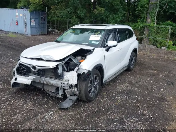 5TDGZRAH4NS558709 2022 TOYOTA HIGHLANDER - Image 2