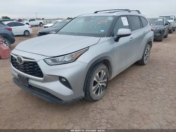 5TDGZRAH5LS500427 2020 TOYOTA HIGHLANDER - Image 2