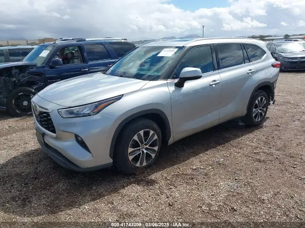 5TDGZRAH5LS502260 2020 TOYOTA HIGHLANDER - Image 2