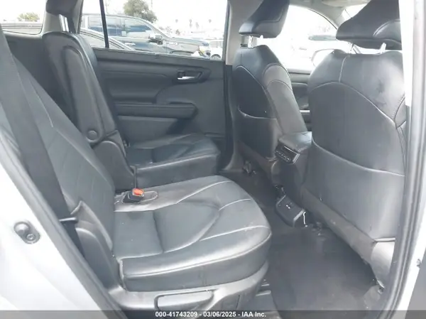 5TDGZRAH5LS502260 2020 TOYOTA HIGHLANDER - Image 8