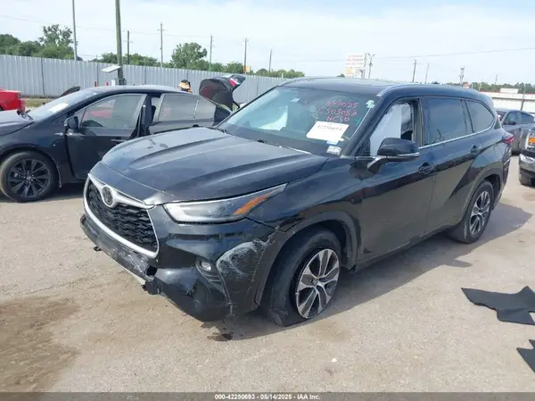 5TDGZRAH5MS041322 2021 TOYOTA HIGHLANDER - Image 2