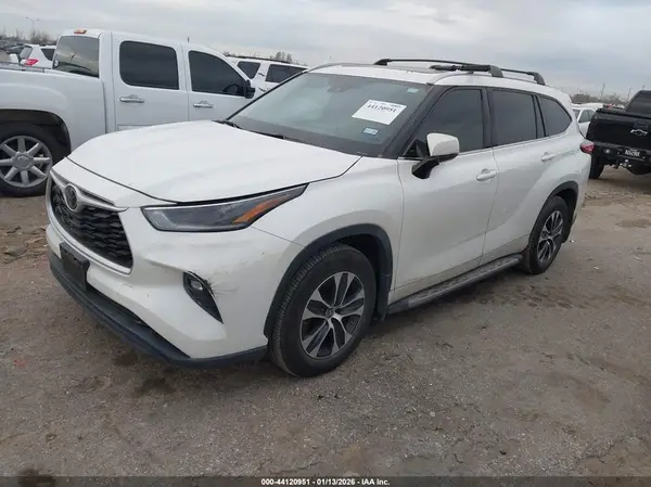 5TDGZRAH5MS075633 2021 TOYOTA HIGHLANDER - Image 2