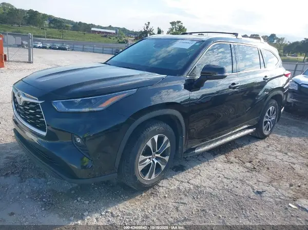 5TDGZRAH5MS081061 2021 TOYOTA HIGHLANDER - Image 2