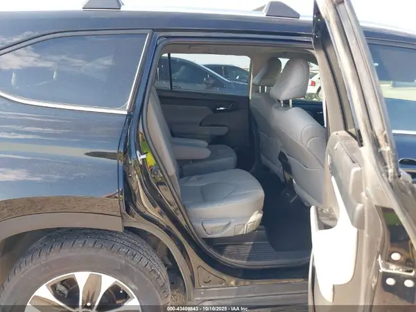 5TDGZRAH5MS081061 2021 TOYOTA HIGHLANDER - Image 8