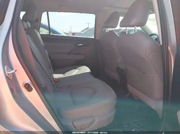 5TDGZRAH5MS085711 2021 TOYOTA HIGHLANDER - Image 8