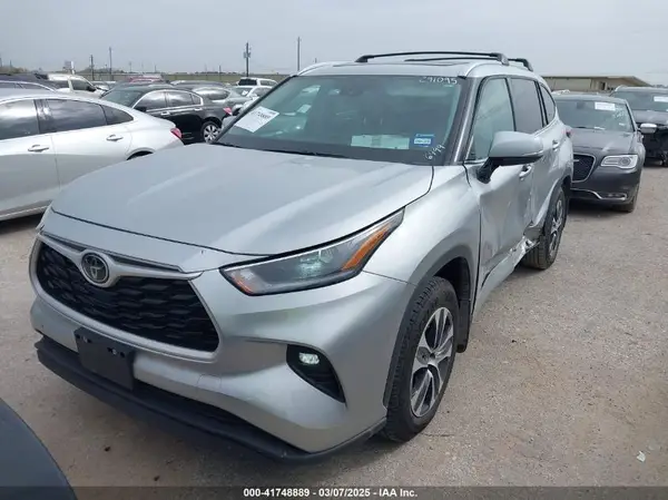 5TDGZRAH5MS086499 2021 TOYOTA HIGHLANDER - Image 2