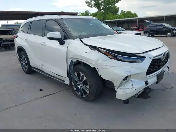 5TDGZRAH5MS520338 2021 TOYOTA HIGHLANDER - Image 1