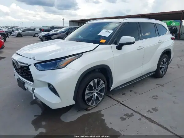 5TDGZRAH5MS520338 2021 TOYOTA HIGHLANDER - Image 2
