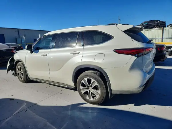 5TDGZRAH5MS521697 2021 TOYOTA HIGHLANDER - Image 2