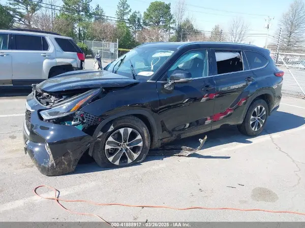 5TDGZRAH5MS523207 2021 TOYOTA HIGHLANDER - Image 2
