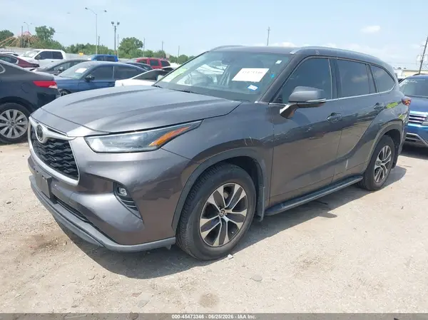 5TDGZRAH5MS524972 2021 TOYOTA HIGHLANDER - Image 2