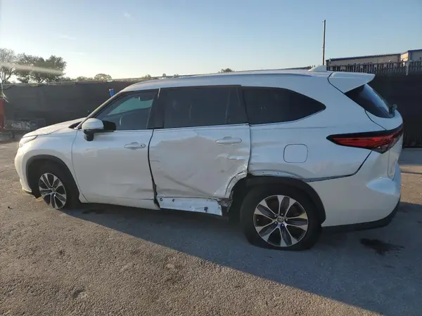 5TDGZRAH5MS527662 2021 TOYOTA HIGHLANDER - Image 2